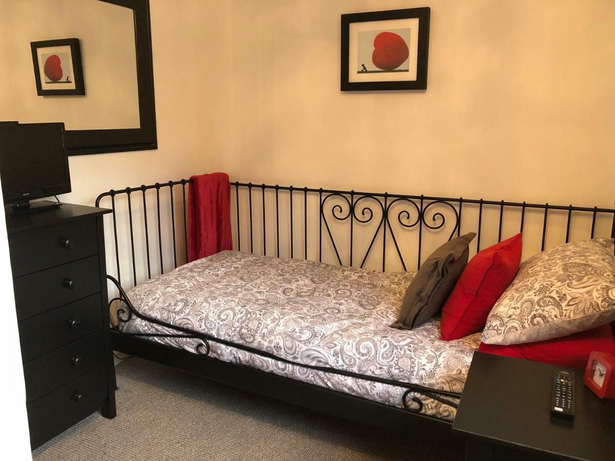 1 Silkin Serviced Accommodation 뉴턴에이클리프 외부 사진